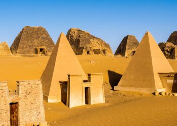 O milenar cemitério real com mais de 200 pirâmides de faces inclinadas erguidas há 2.500 anos nas dunas do Saara para abrigar os antigos reis núbios