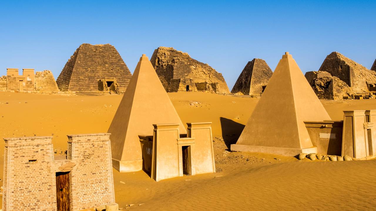 O milenar cemitério real com mais de 200 pirâmides de faces inclinadas erguidas há 2.500 anos nas dunas do Saara para abrigar os antigos reis núbios