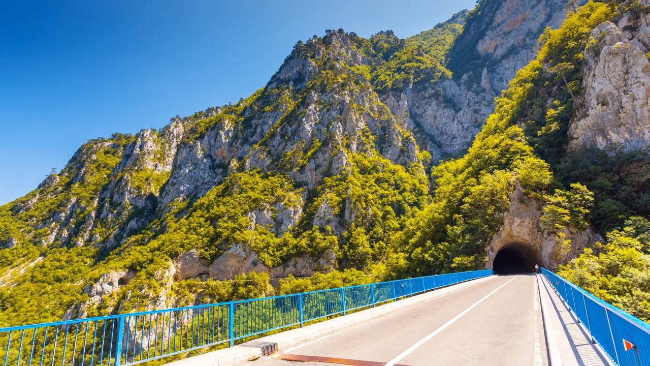 A estrada em Montenegro possui 56 túneis cavados na rocha, superando 1.200 metros de desnível em um trajeto impressionante