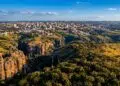 A cidade onde o chão tem 300 milhões de anos e a noite ferve com chope escuro