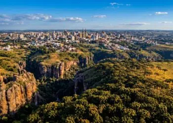 A cidade onde o chão tem 300 milhões de anos e a noite ferve com chope escuro