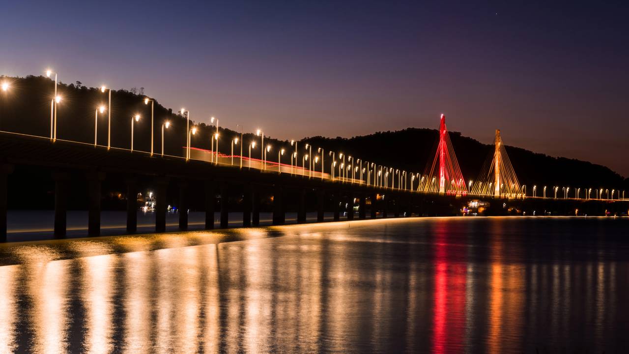 A monumental ponte estaiada de 2,8 km em curva sobre a lagoa catarinense que custou R$ 777 milhões e virou o maior cartão-postal da BR-101