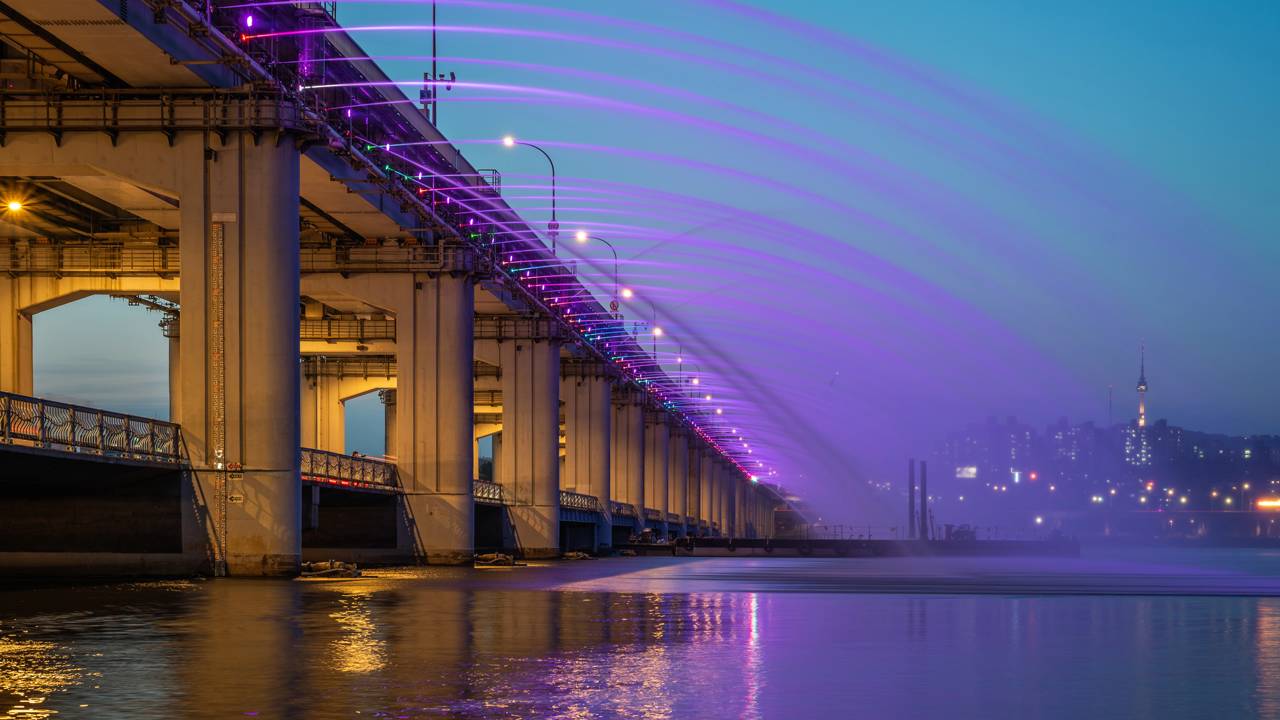 A monumental estrutura de 1.140 metros de extensão que utiliza 10 mil bicos de LED para criar a maior fonte de água em pontes do planeta