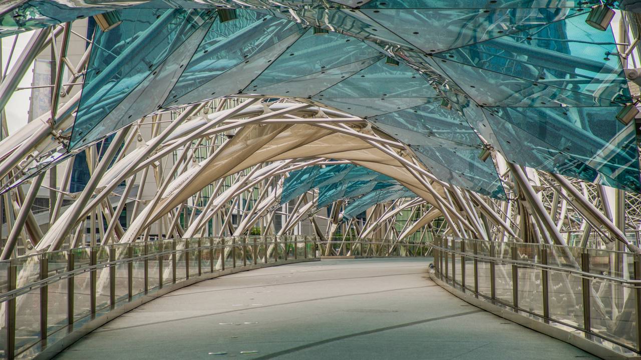 A futurista passarela de pedestres de 280 metros de extensão que imita a espiral do DNA humano com tubos de aço inoxidável em Singapura