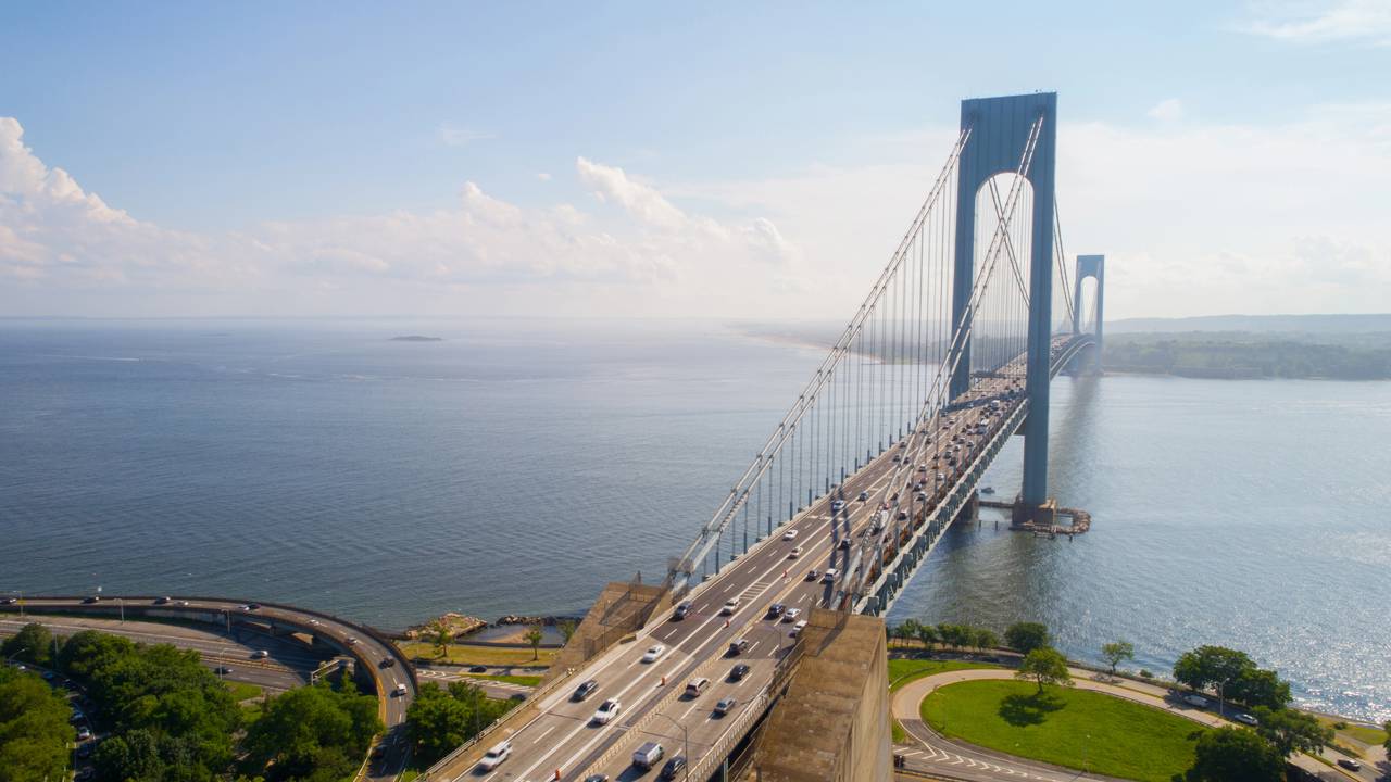 A gigantesca ponte suspensa com vão central de 1.298 metros que une o Brooklyn a Staten Island desde 1964 enfrentando ventos oceânicos