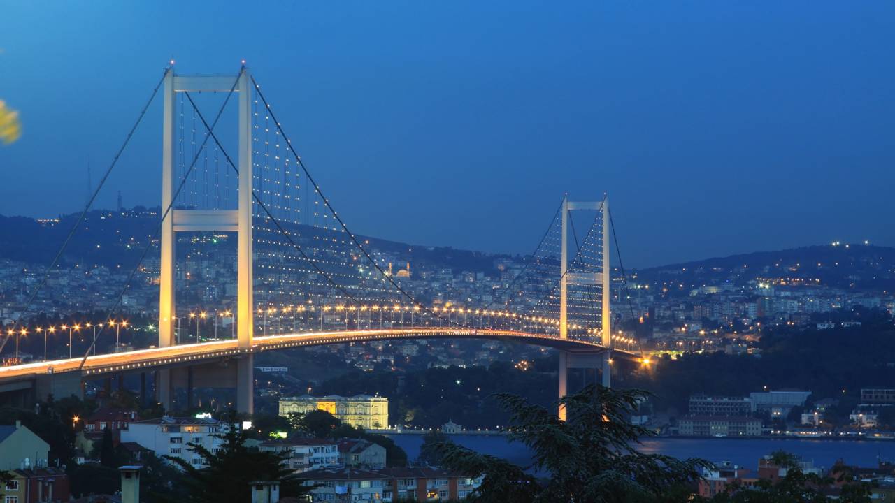 A histórica ponte suspensa de 1.560 metros que atravessa o estreito do mar e realiza o milagre diário de unir a Europa e a Ásia