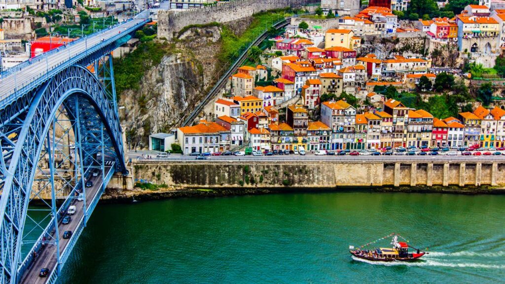 A cidade que deu nome a um país inteiro e batizou o vinho mais famoso do mundo