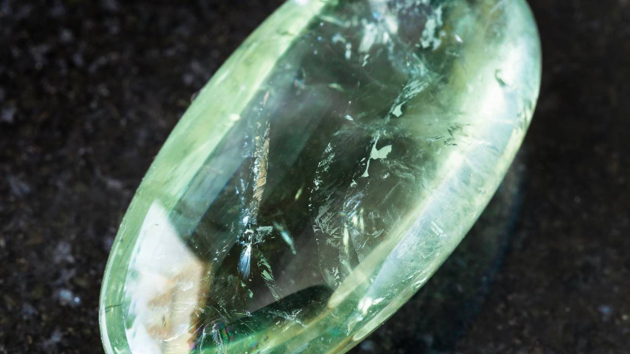 Esqueça a esmeralda e a turmalina verde, pois este quartzo de dureza 7 obtido pelo aquecimento a 500°C exibe um tom esverdeado exclusivo