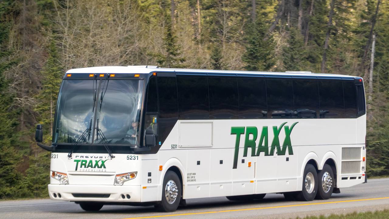 Com 13,7 metros e estrutura monocoque de aço inoxidável, o Prevost H3-45 é a referência máxima de luxo e engenharia nas estradas americanas