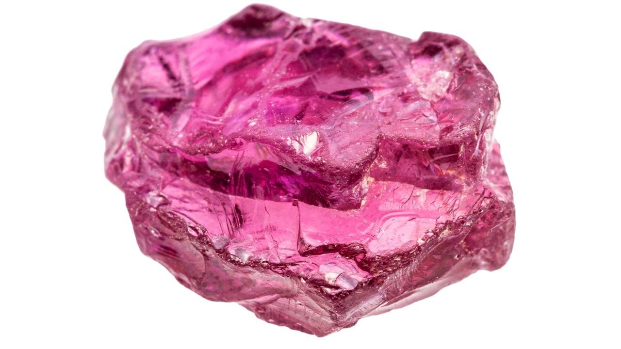 Esqueça as gemas sintéticas, pois este silicato de magnésio e alumínio exibe uma taxa de refração de 1,74 que garante um vermelho-fogo natural