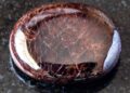Esqueça as gemas sintéticas, pois este silicato de magnésio e alumínio exibe uma taxa de refração de 1,74 que garante um vermelho-fogo natural
