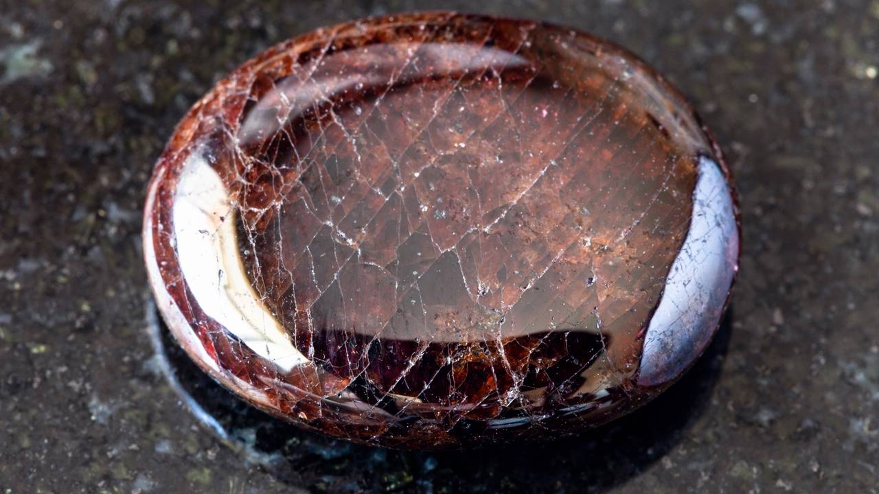 Esqueça as gemas sintéticas, pois este silicato de magnésio e alumínio exibe uma taxa de refração de 1,74 que garante um vermelho-fogo natural