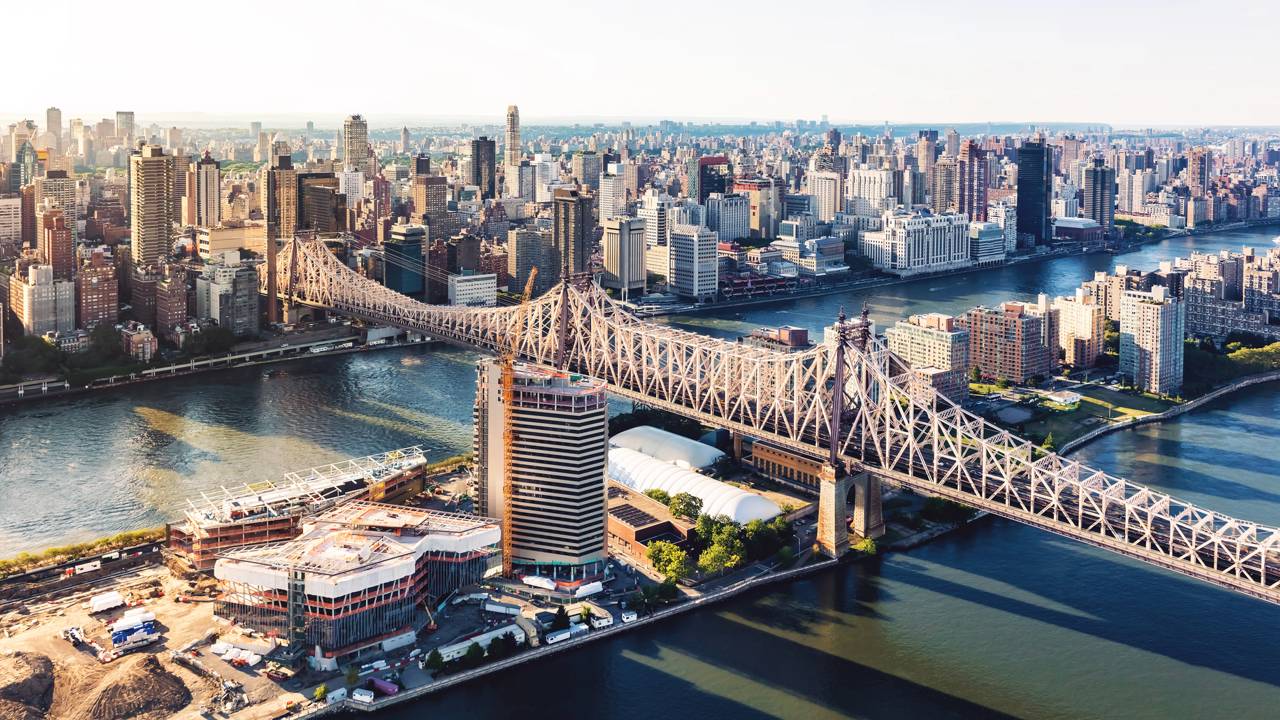 A imponente estrutura metálica de dois níveis inaugurada em 1909 com 1.135 metros de extensão que conecta Manhattan ao distrito do Queens nos EUA