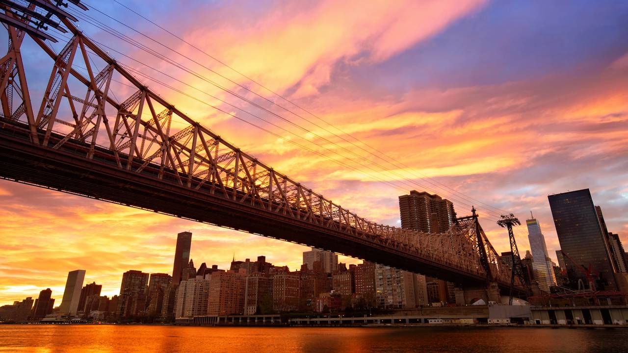A imponente estrutura de aço de dois níveis com 1.135 metros de extensão que foi inaugurada em 1909 para conectar Manhattan ao Queens em Nova York 
