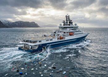REV Ocean recolhe plástico no mar gelado em missão científica