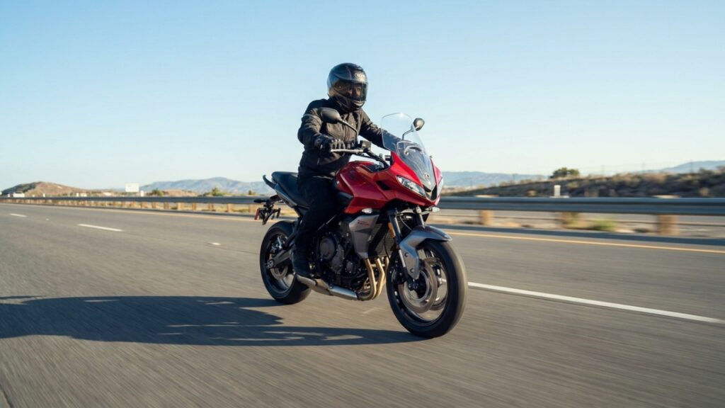 Três cilindros, 660cc e manutenção que cabe no bolso de quem já se cansou de pagar revisão de moto grande e a inglesa que está convertendo donos de 1000cc pelo Brasil afora