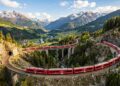Trem vermelho recordista serpenteia pelos Alpes suíços