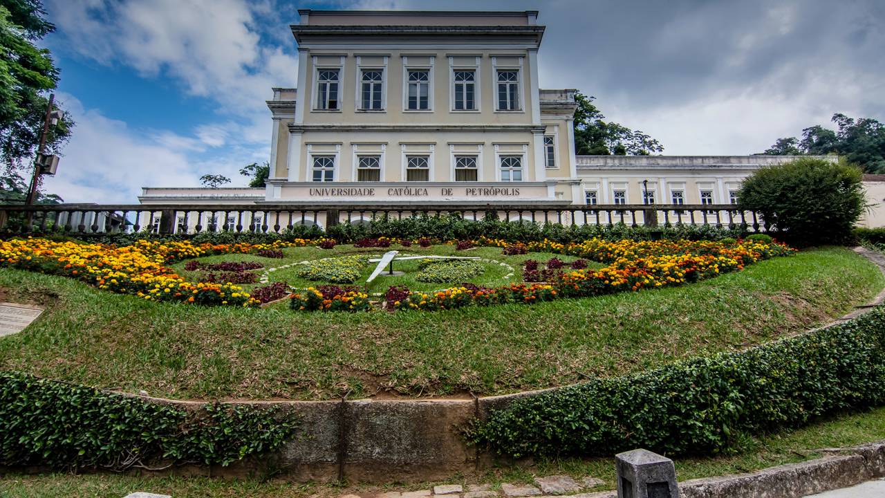 Com 3 metros de diâmetro e datado de 1972, o Relógio de Flores tornou-se o marco temporal mais visitado de Petrópolis