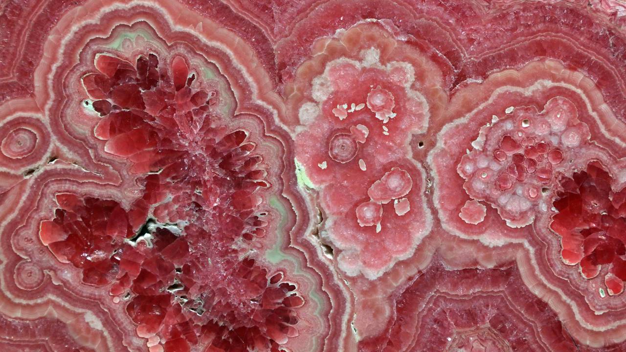 Esqueça o rubi, pois este cristal de faixas cor-de-rosa se assemelha a uma rosa de pedra e é um dos tesouros mais fascinantes do mundo