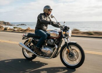 A Royal Enfield de 648 cc mistura motor bicilíndrico, visual clássico e uma experiência que parece ter saído de outra época