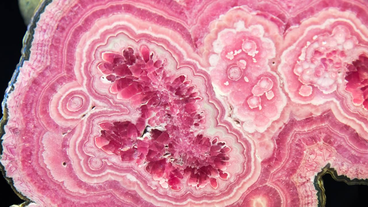 Esqueça o quartzo, pois este mineral de manganês tem um tom rosa vibrante e cristais romboédricos, sendo a gema nacional da Argentina