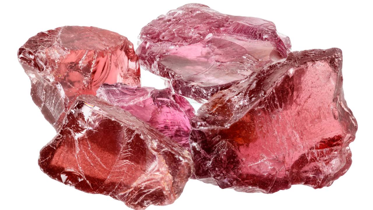 Esqueça o quartzo comum, pois esta gema de magnésio tem tom rosa vibrante e cristais isométricos, sendo a joia mais brilhante da família 
