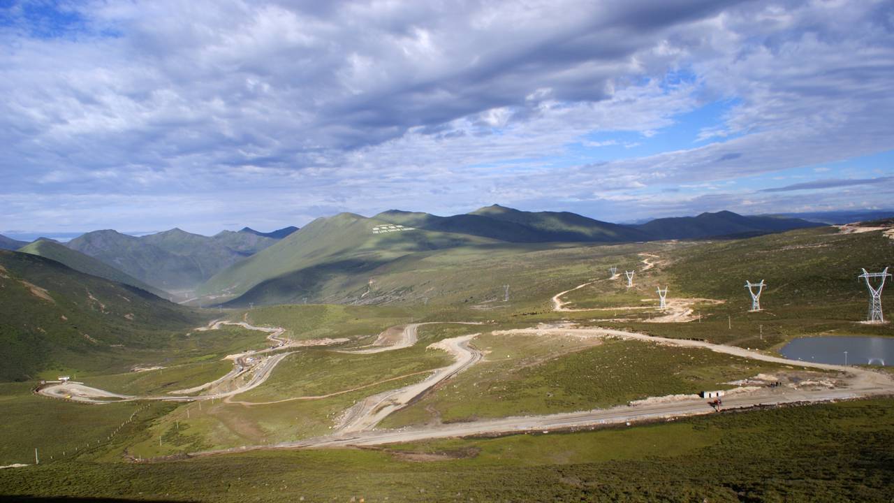 A rodovia chinesa percorre 2.142 km cruzando 14 montanhas gigantes; com deslizamentos constantes, ela é o caminho mais difícil para o Tibete