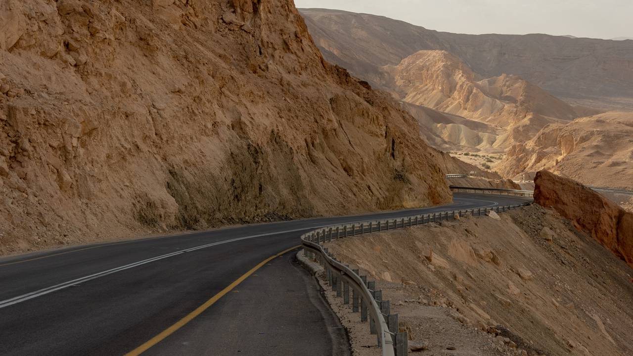 Atravessando os 12.000 km² do deserto do Negev, a Rota 40 em Israel surge como a principal e mais extensa via da engenharia rodoviária local