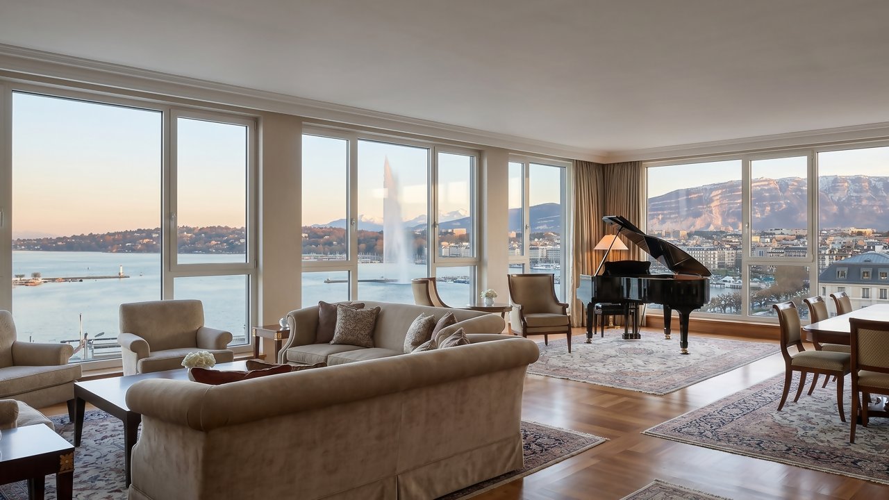 Desembolsando US$ 80 mil a diária na suíte Royal Penthouse, chefes de estado ecelebridades desfrutam de vidros blindados e luxo extremo em Genebra
