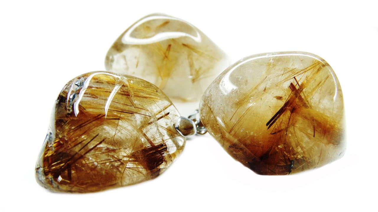 Esqueça o cristal liso, pois este quartzo com agulhas de rutilo de refração 2,62 brilha com filamentos dourados dentro da rocha