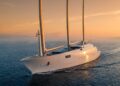 Sailing Yacht A com três mastros gigantes navegando ao pôr do sol