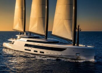 Sailing Yacht A avança com três mastros gigantes ao pôr do sol