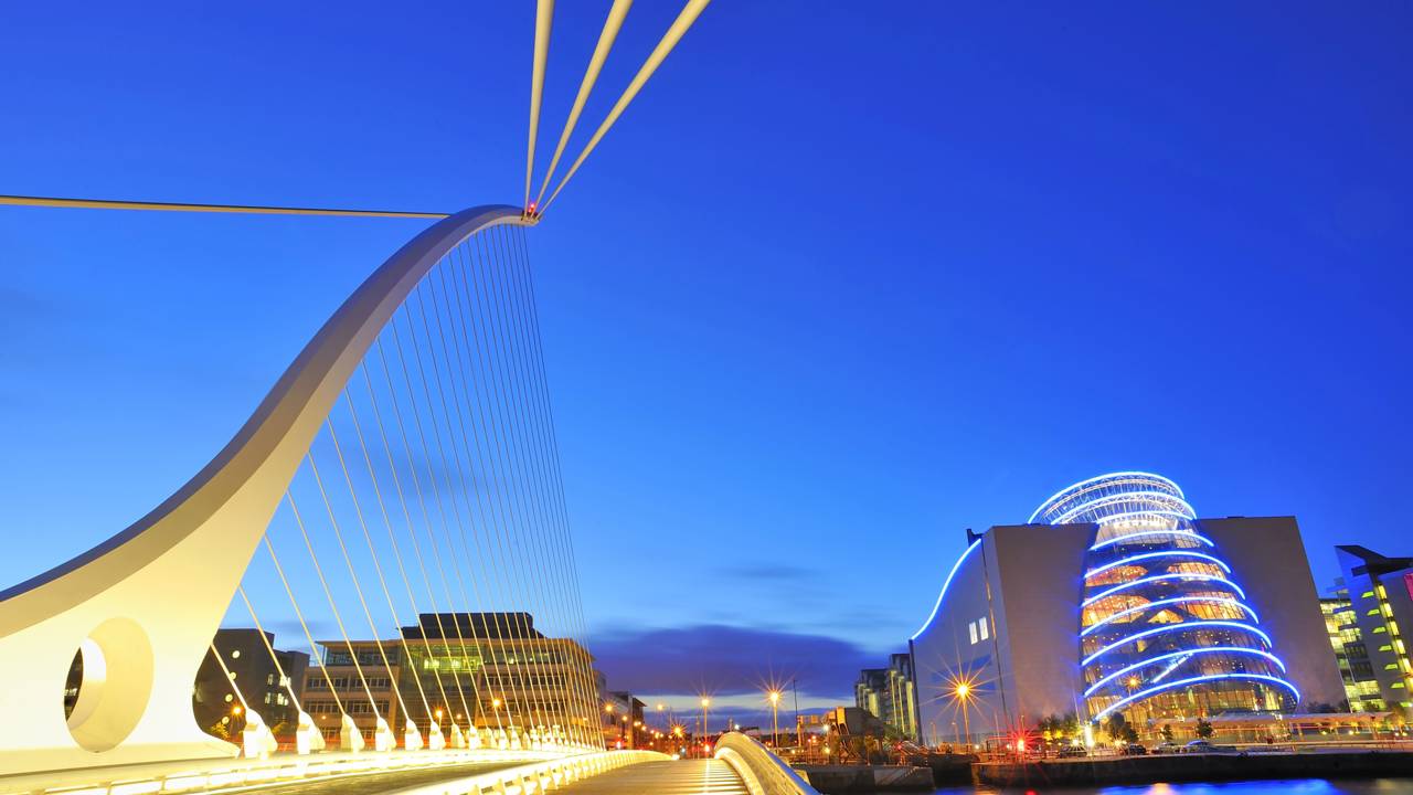 A futurista ponte estaiada de 120 metros que imita uma harpa e rotaciona 90 graus para liberar navios é um marco de engenharia irlandesa de 2009
