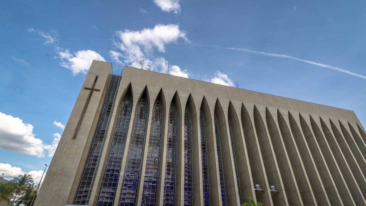 Com 80 colunas de 16 metros de altura e vitrais em 12 tons de azul, o Santuário Dom Bosco em Brasília é um marco mundial de luz e arquitetura