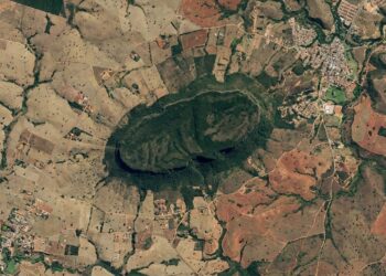 Serra de Caldas Novas aparece como oval verde no Cerrado visto do espaço