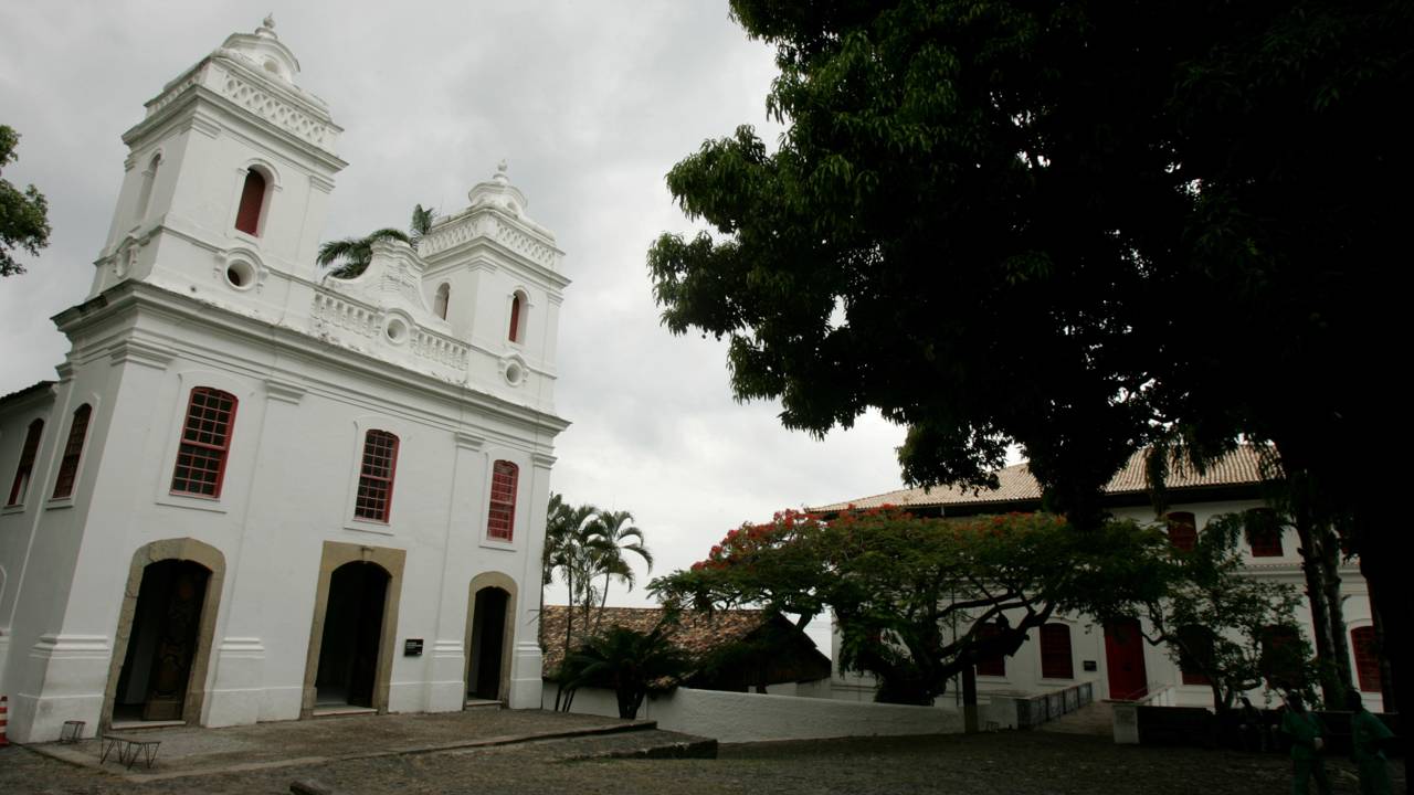 Com suas fundações do século XVII sobre a rocha, o Solar do Unhão abriga o museu de arte moderna e guarda séculos de história