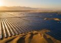 Mar de painéis solares brilha no deserto chinês de Xinjiang
