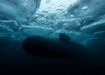 Submarino Delta IV patrulha silencioso sob o gelo do Ártico