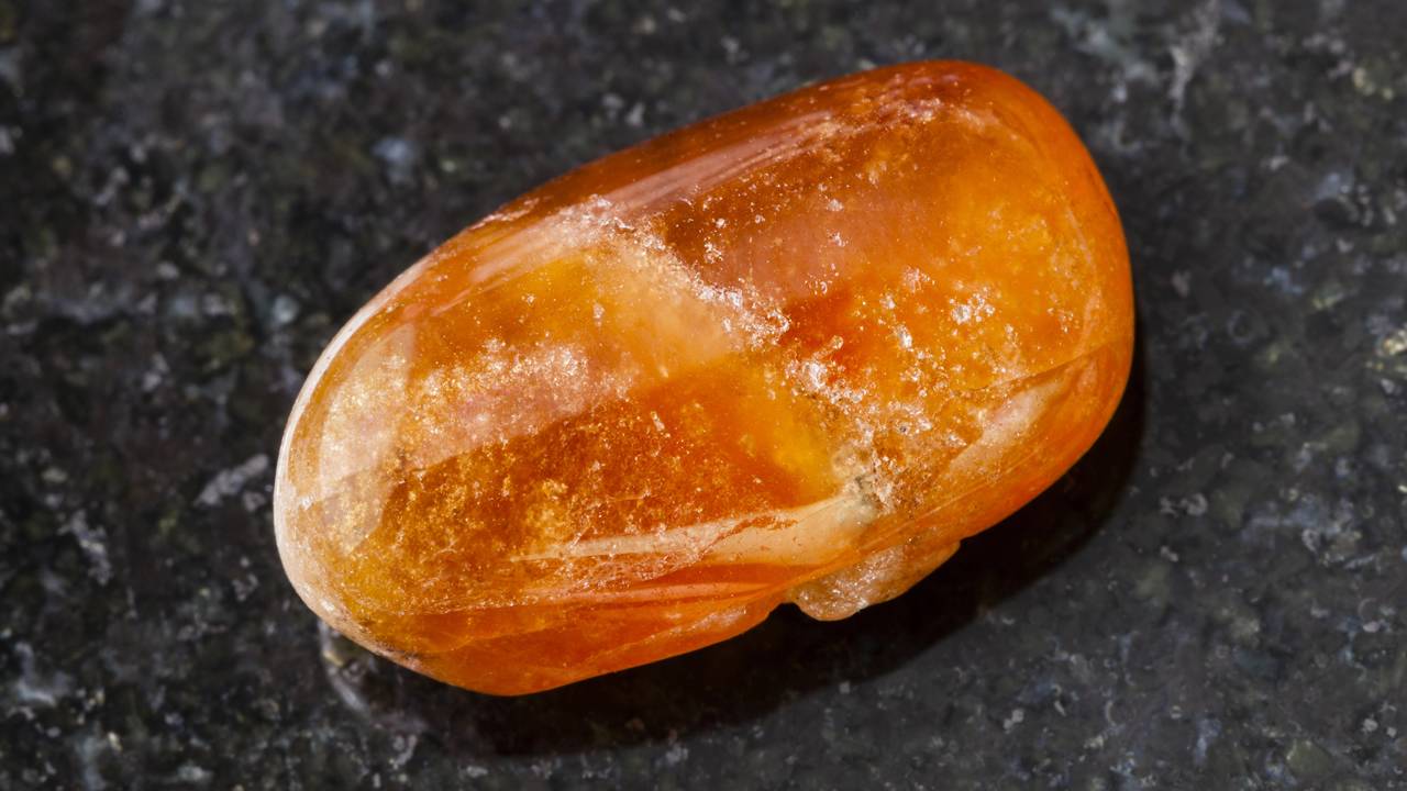 Esqueça o âmbar, pois esta granada de cor laranja vibrante e brilho intenso é uma das gemas mais raras e caras do mercado de joias