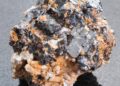 Esqueça o diamante, pois este mineral de zinco possui uma taxa de dispersão de 0,156 que gera um fogo colorido incomparável na luz
