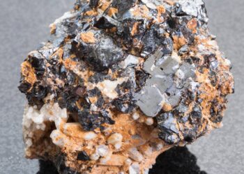 Esqueça o diamante, pois este mineral de zinco possui uma taxa de dispersão de 0,156 que gera um fogo colorido incomparável na luz