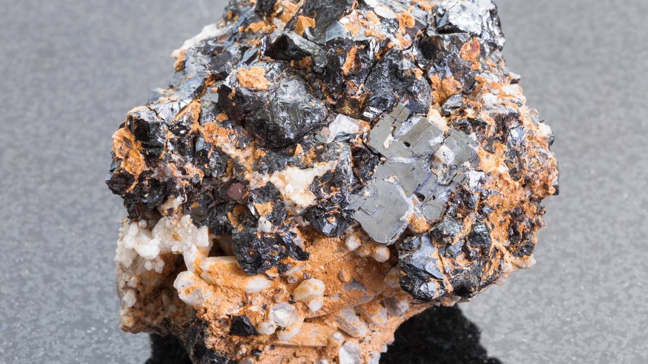 Esqueça o diamante, pois este mineral de zinco possui uma taxa de dispersão de 0,156 que gera um fogo colorido incomparável na luz