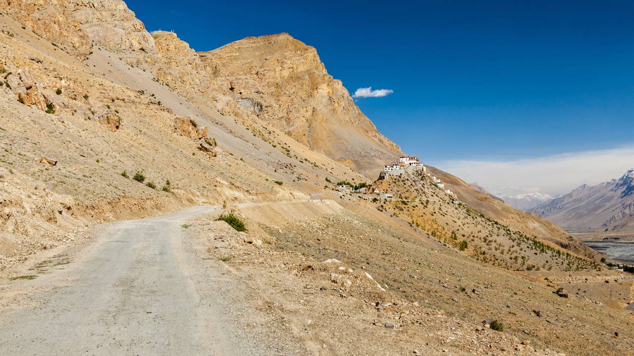 A rodovia Spiti Valley sobe a 4.551 metros; com seus precipícios verticais, a estrada é um dos trajetos mais isolados e perigosos do Himalaia