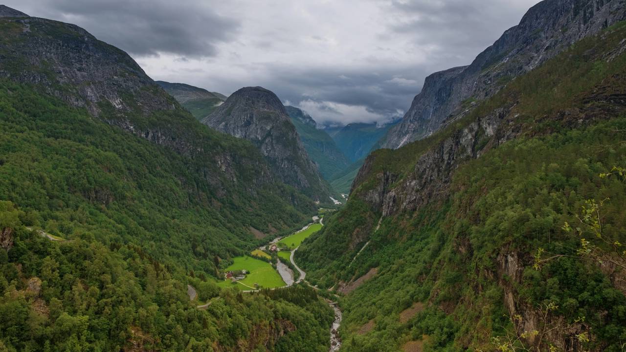 Estrada com 13 curvas fechadas e inclinação de 20%, a Stalheimskleiva na Noruega surge como um histórico recorde de engenharia em encostas íngremes