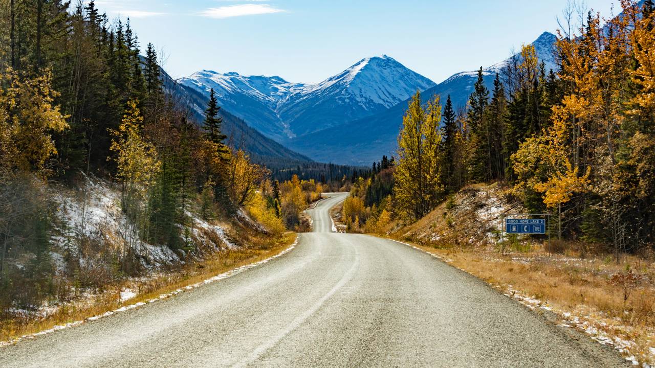 Atravessando 725 km de florestas selvagens no Canadá, a rodovia Highway 37 virou a rota mais isolada e cênica de toda a América do Norte