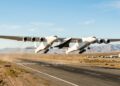 Stratolaunch Roc decola no deserto com veículo hipersônico sob a asa