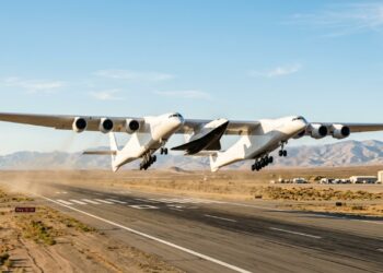 Stratolaunch Roc decola no deserto com veículo hipersônico sob a asa