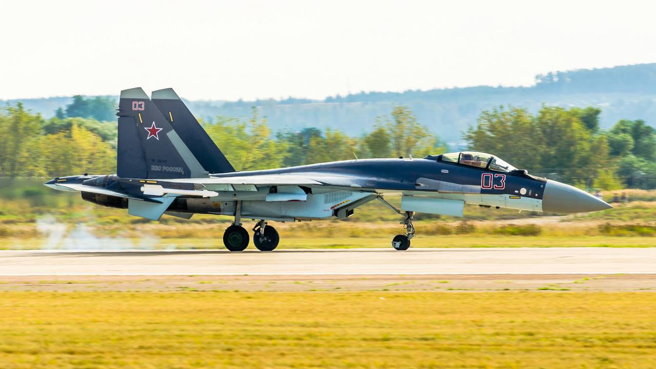 Atingindo Mach 2.25 e 8 toneladas de armamento, o caça russo Su-35 surge como a plataforma de super-manobrabilidade mais avançada da engenharia militar