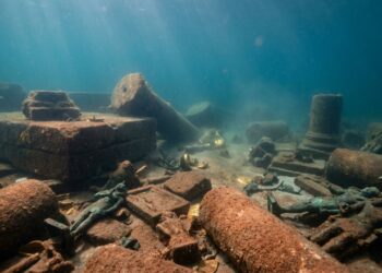 Templo submerso de Thonis-Heracleion surge no fundo da Baía de Aboukir