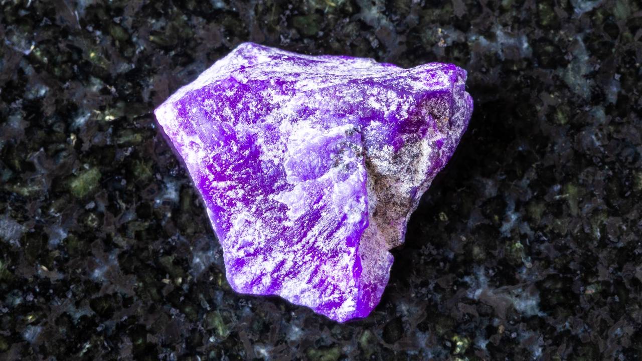 Esqueça a ametista, pois esta rara gema de cor violeta profunda tem seus tesouros mais valiosos extraídos na África, sendo um mineral cobiçado